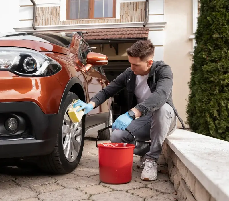 Lavage auto à domicile Préveranges : professionnel intervenant sur un véhicule